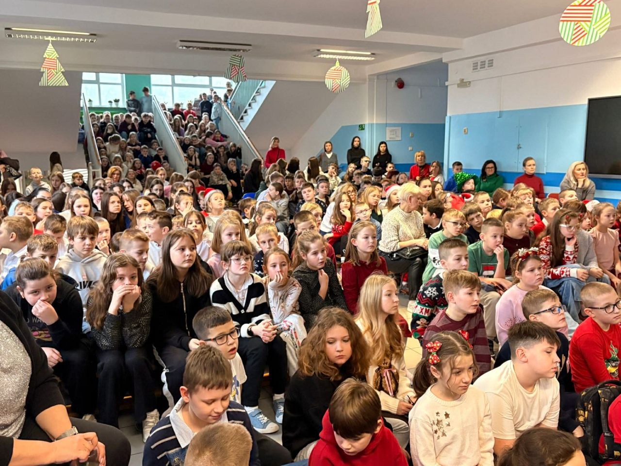Jasełka w SP 10 Ostrołęka [19.12.2025] - zdjęcie #10 - eOstroleka.pl