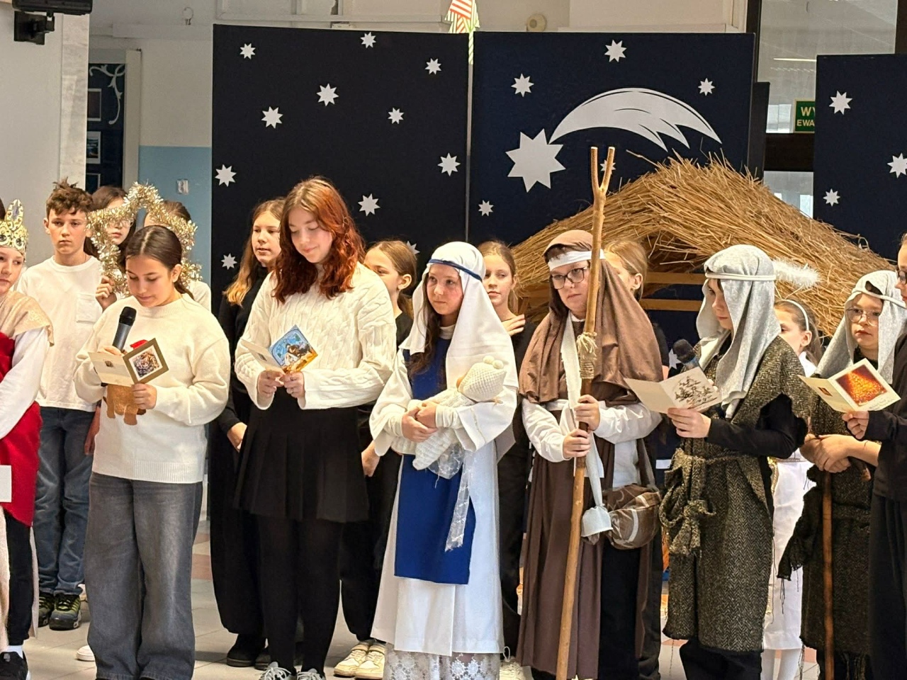 Jasełka w SP 10 Ostrołęka [19.12.2025] - zdjęcie #3 - eOstroleka.pl