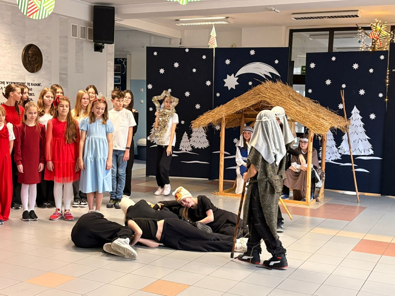 Jasełka w SP 10 Ostrołęka [19.12.2025] - zdjęcie #2 - eOstroleka.pl