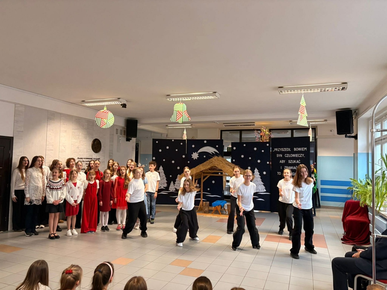 Jasełka w SP 10 Ostrołęka [19.12.2025] - zdjęcie #1 - eOstroleka.pl