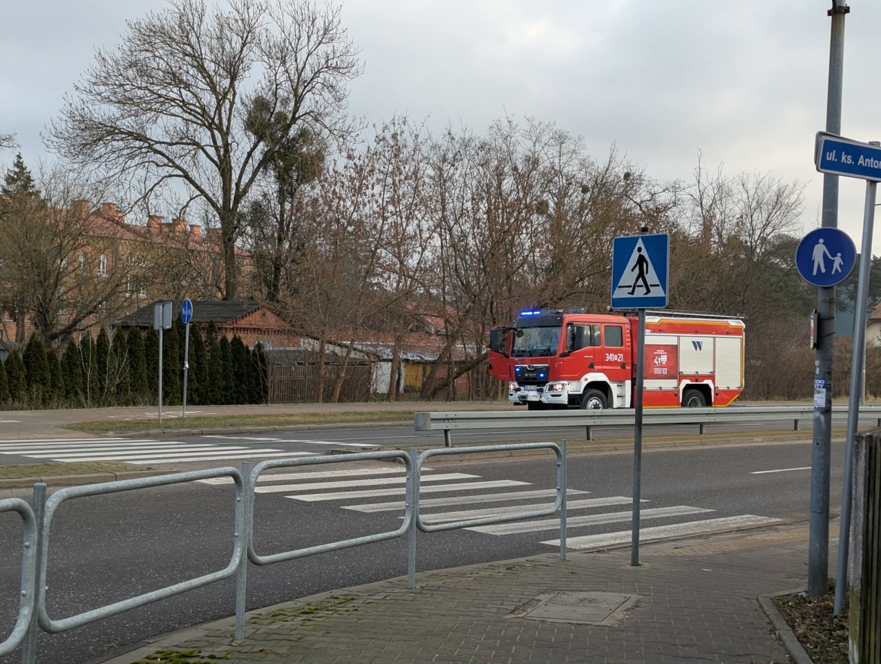 Akcja straży na ul. Pęksy w Ostrołęce [29.12.2025] - zdjęcie #3 - eOstroleka.pl