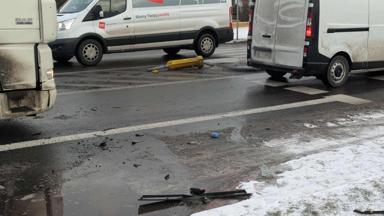 Zderzenie przy Stacha Konwy w Ostrołęce [30.12.2025] - zdjęcie #8 - eOstroleka.pl
