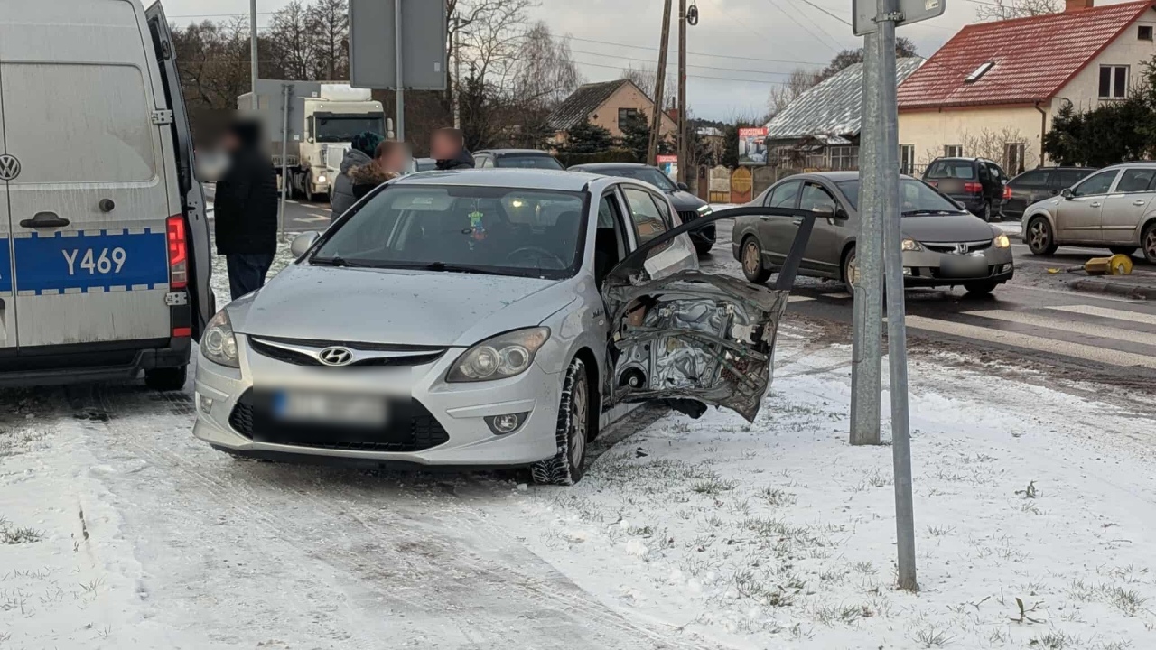 Zderzenie przy Stacha Konwy w Ostrołęce [30.12.2025] - zdjęcie #7 - eOstroleka.pl
