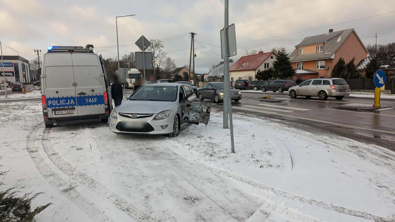 Zderzenie przy Stacha Konwy w Ostrołęce [30.12.2025] - zdjęcie #6 - eOstroleka.pl