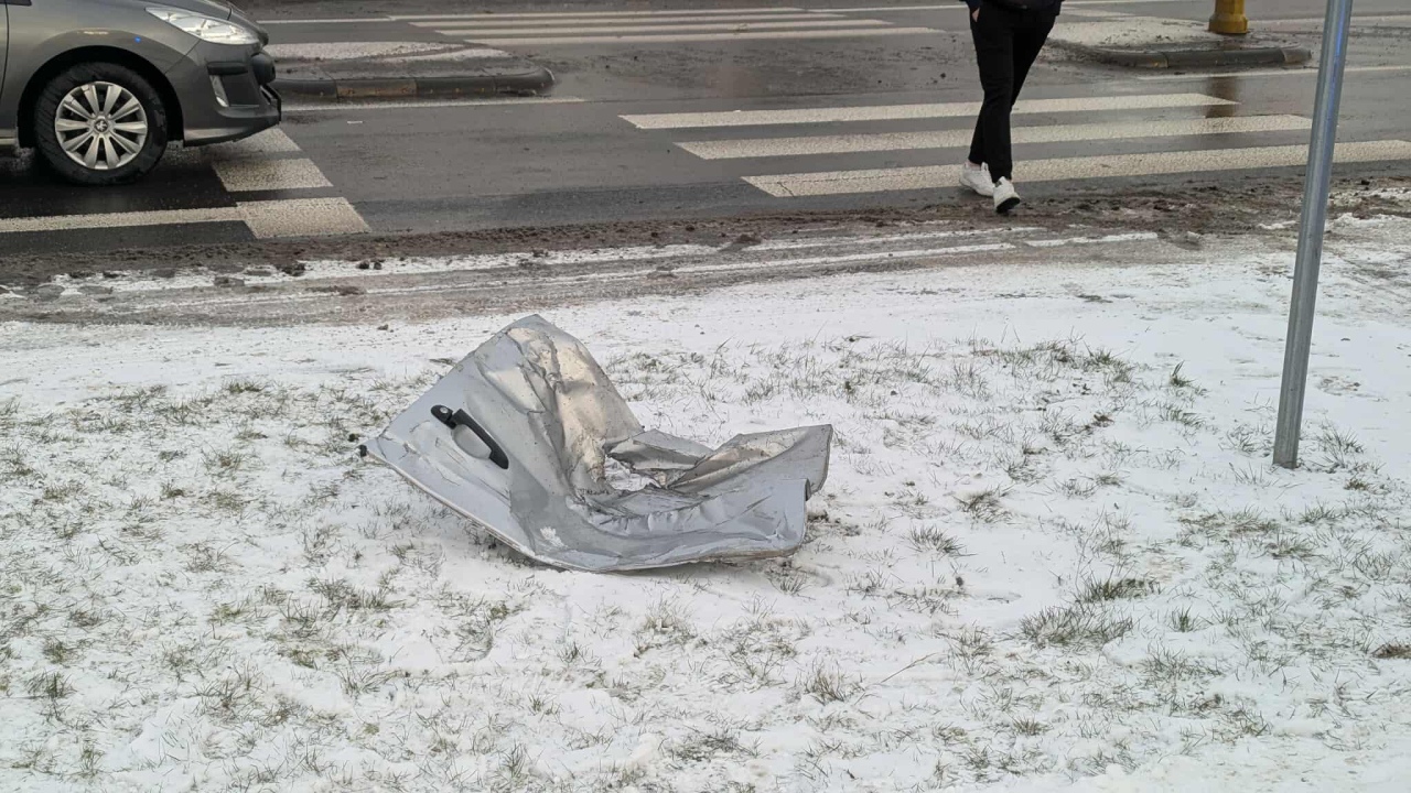 Zderzenie przy Stacha Konwy w Ostrołęce [30.12.2025] - zdjęcie #5 - eOstroleka.pl