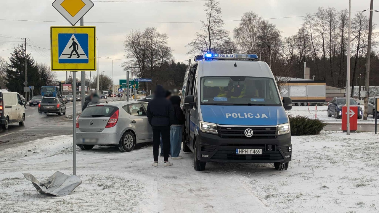 Zderzenie przy Stacha Konwy w Ostrołęce [30.12.2025] - zdjęcie #3 - eOstroleka.pl
