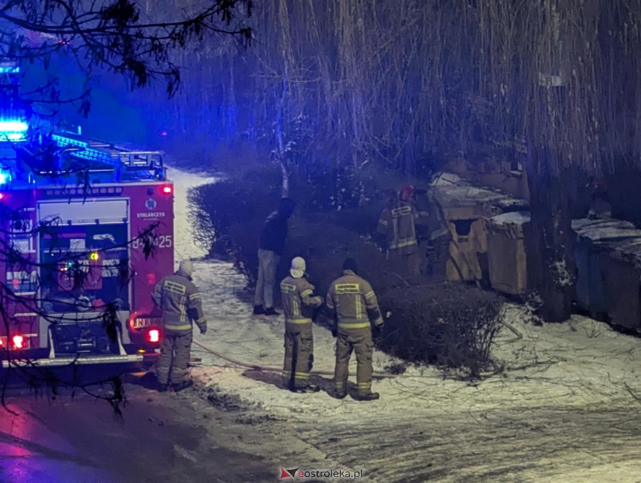 Pożar śmietnika przy Powstańców [1.01.2026] - zdjęcie #5 - eOstroleka.pl