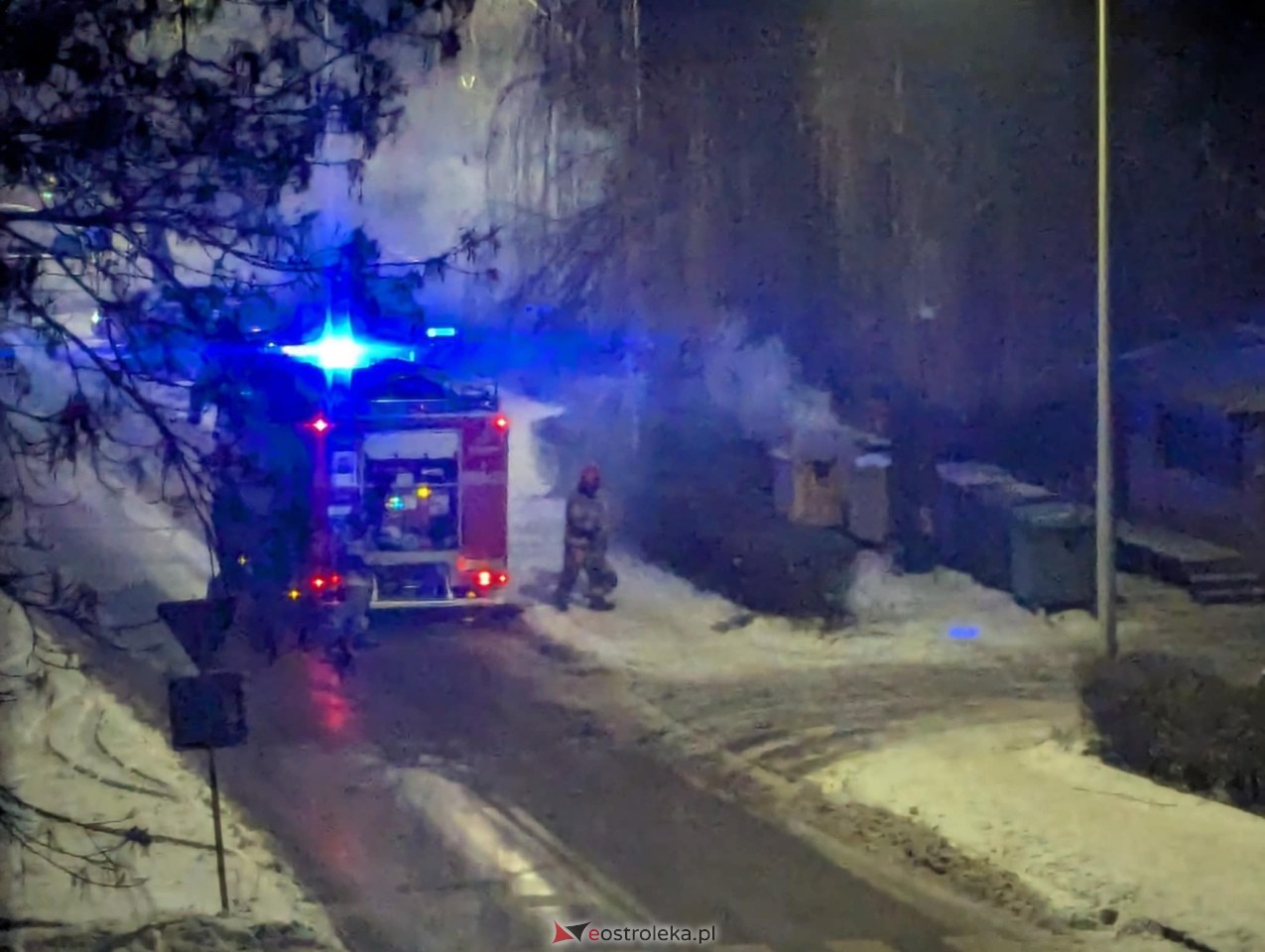 Pożar śmietnika przy Powstańców [1.01.2026] - zdjęcie #1 - eOstroleka.pl