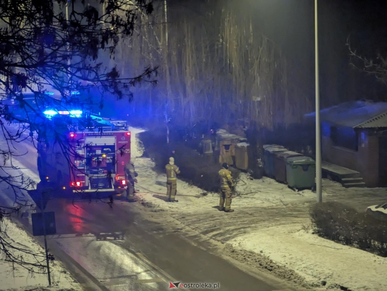 Pożar śmietnika przy Powstańców [1.01.2026] - zdjęcie #7 - eOstroleka.pl