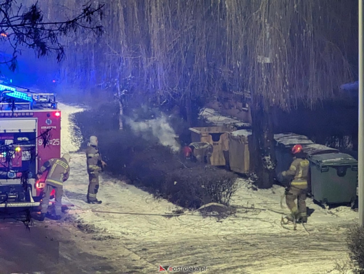 Pożar śmietnika przy Powstańców [1.01.2026] - zdjęcie #6 - eOstroleka.pl