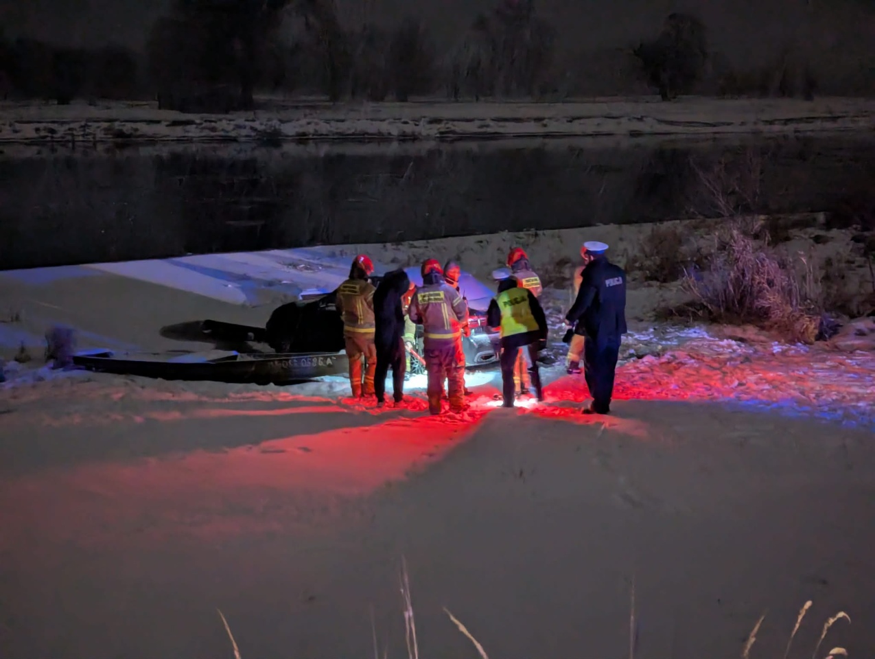 Samochód zjechał do Narwi w Laskowcu [3.01.2026] - zdjęcie #5 - eOstroleka.pl