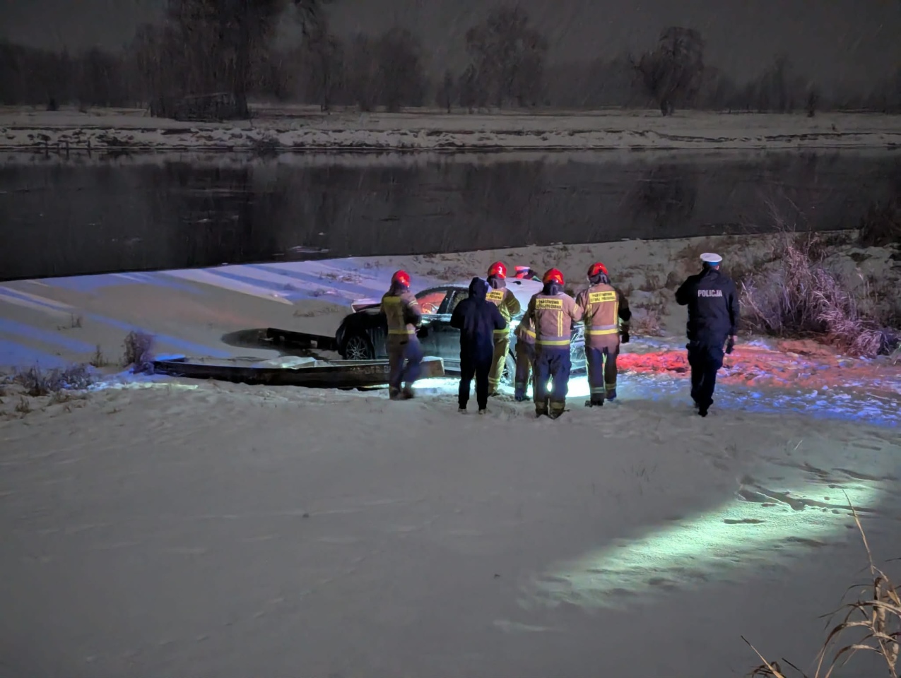 Samochód zjechał do Narwi w Laskowcu [3.01.2026] - zdjęcie #4 - eOstroleka.pl