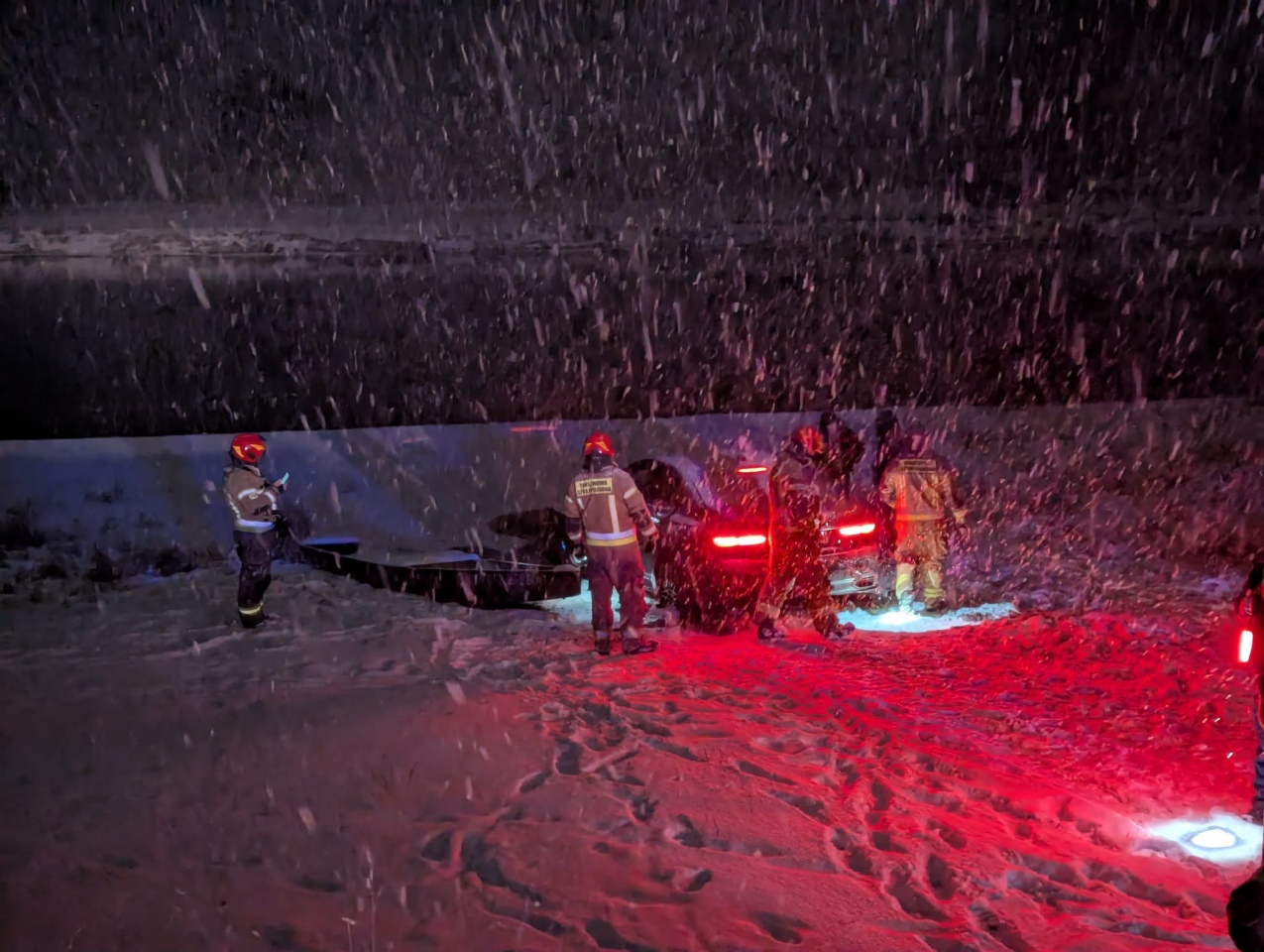 Samochód zjechał do Narwi w Laskowcu [3.01.2026] - zdjęcie #3 - eOstroleka.pl