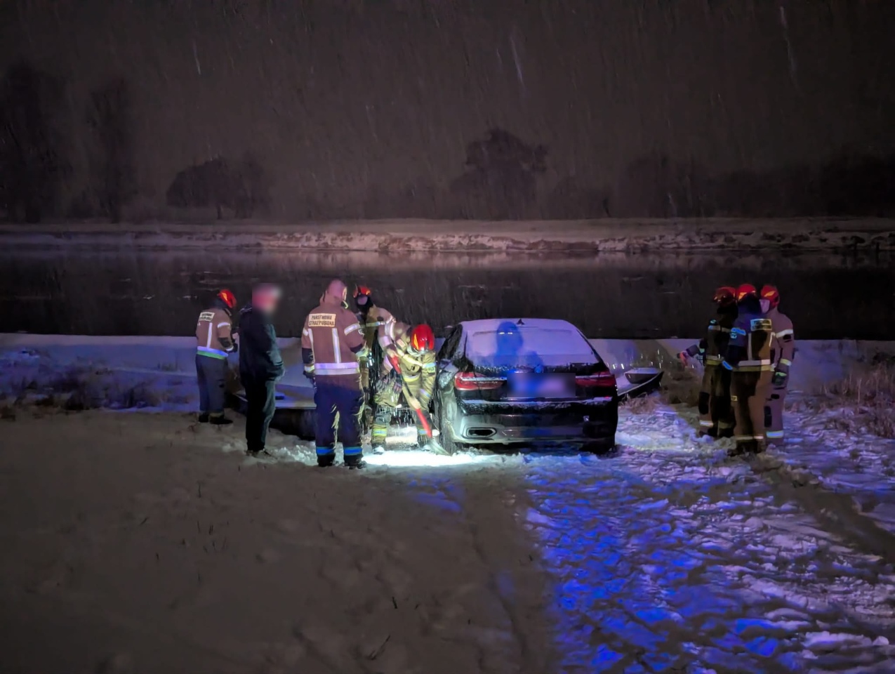 Samochód zjechał do Narwi w Laskowcu [3.01.2026] - zdjęcie #2 - eOstroleka.pl