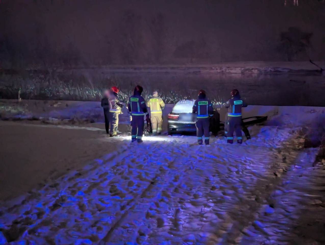 Samochód zjechał do Narwi w Laskowcu [3.01.2026] - zdjęcie #1 - eOstroleka.pl