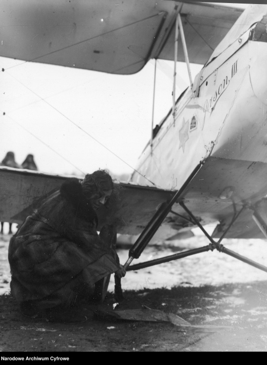 Amy Johnson po lądowaniu w Polsce - fot. Narodowe Archiwum Cyfrowe - zdjęcie #1 - eOstroleka.pl