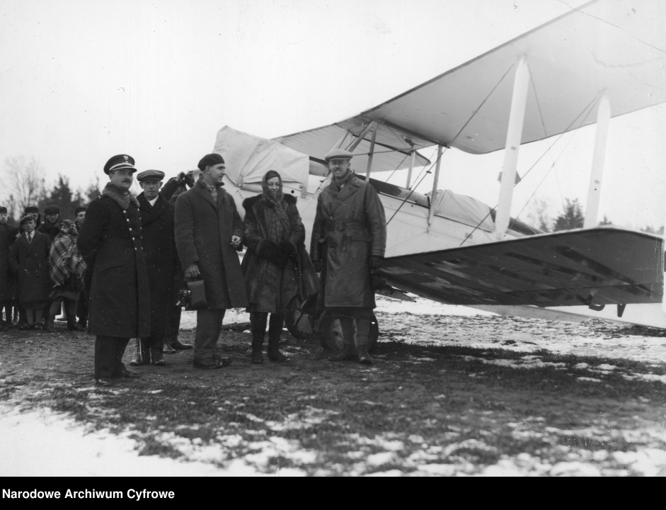 Amy Johnson po lądowaniu w Polsce - fot. Narodowe Archiwum Cyfrowe - zdjęcie #2 - eOstroleka.pl