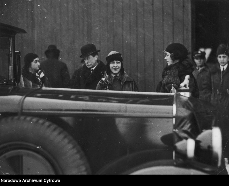 Amy Johnson po lądowaniu w Polsce - fot. Narodowe Archiwum Cyfrowe - zdjęcie #11 - eOstroleka.pl
