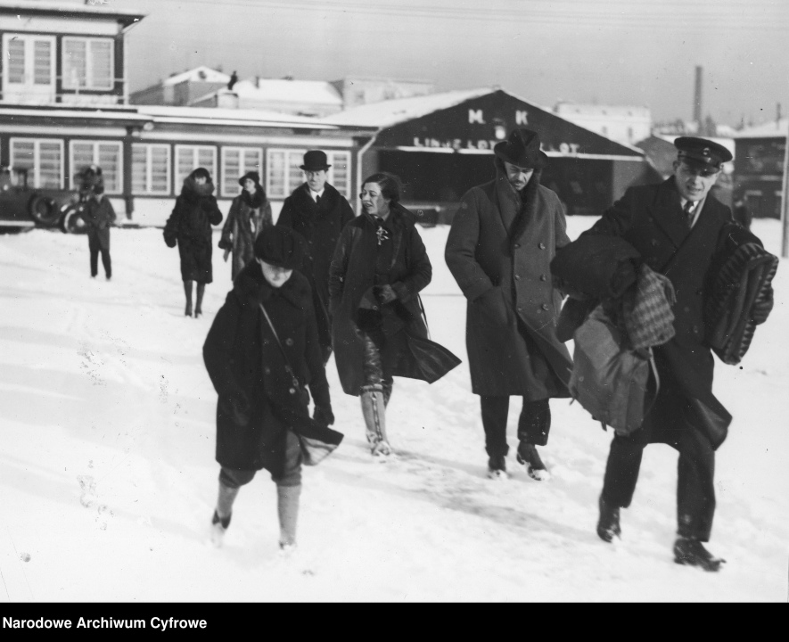 Amy Johnson po lądowaniu w Polsce - fot. Narodowe Archiwum Cyfrowe - zdjęcie #12 - eOstroleka.pl