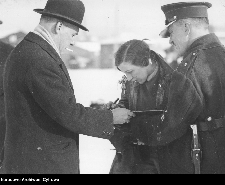 Amy Johnson po lądowaniu w Polsce - fot. Narodowe Archiwum Cyfrowe - zdjęcie #13 - eOstroleka.pl