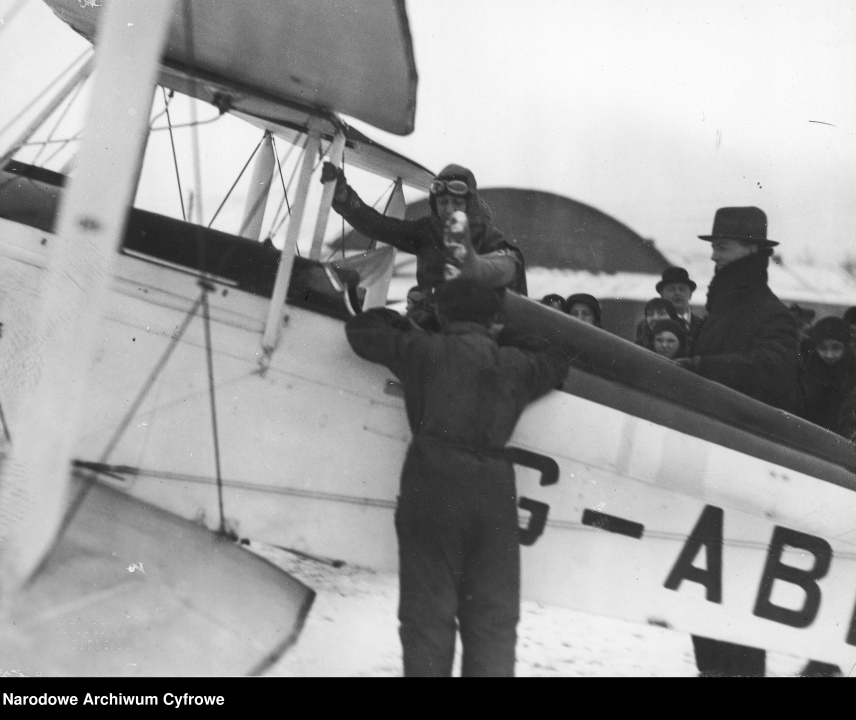 Amy Johnson po lądowaniu w Polsce - fot. Narodowe Archiwum Cyfrowe - zdjęcie #14 - eOstroleka.pl