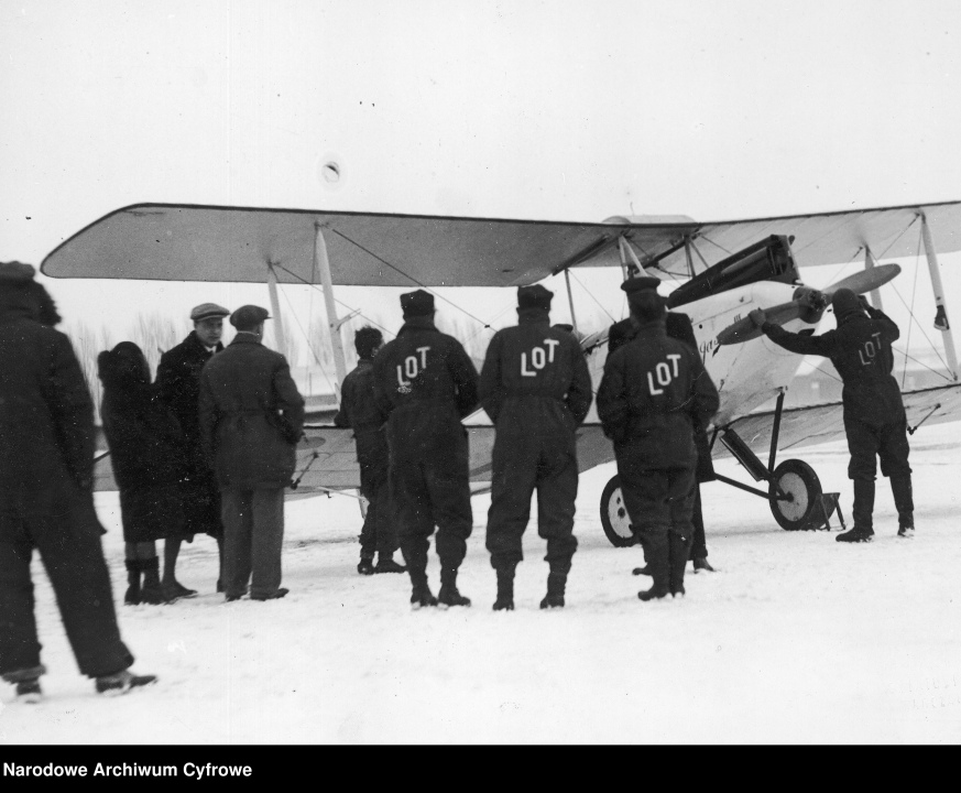 Amy Johnson po lądowaniu w Polsce - fot. Narodowe Archiwum Cyfrowe - zdjęcie #15 - eOstroleka.pl