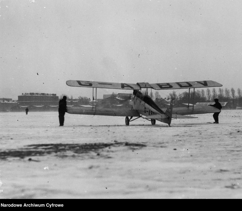 Amy Johnson po lądowaniu w Polsce - fot. Narodowe Archiwum Cyfrowe - zdjęcie #16 - eOstroleka.pl