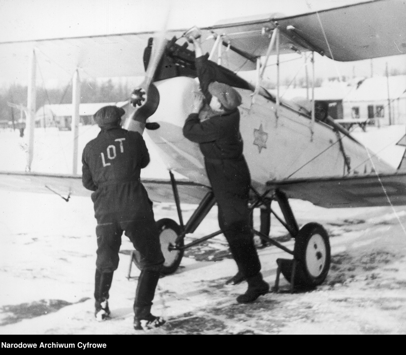 Amy Johnson po lądowaniu w Polsce - fot. Narodowe Archiwum Cyfrowe - zdjęcie #17 - eOstroleka.pl