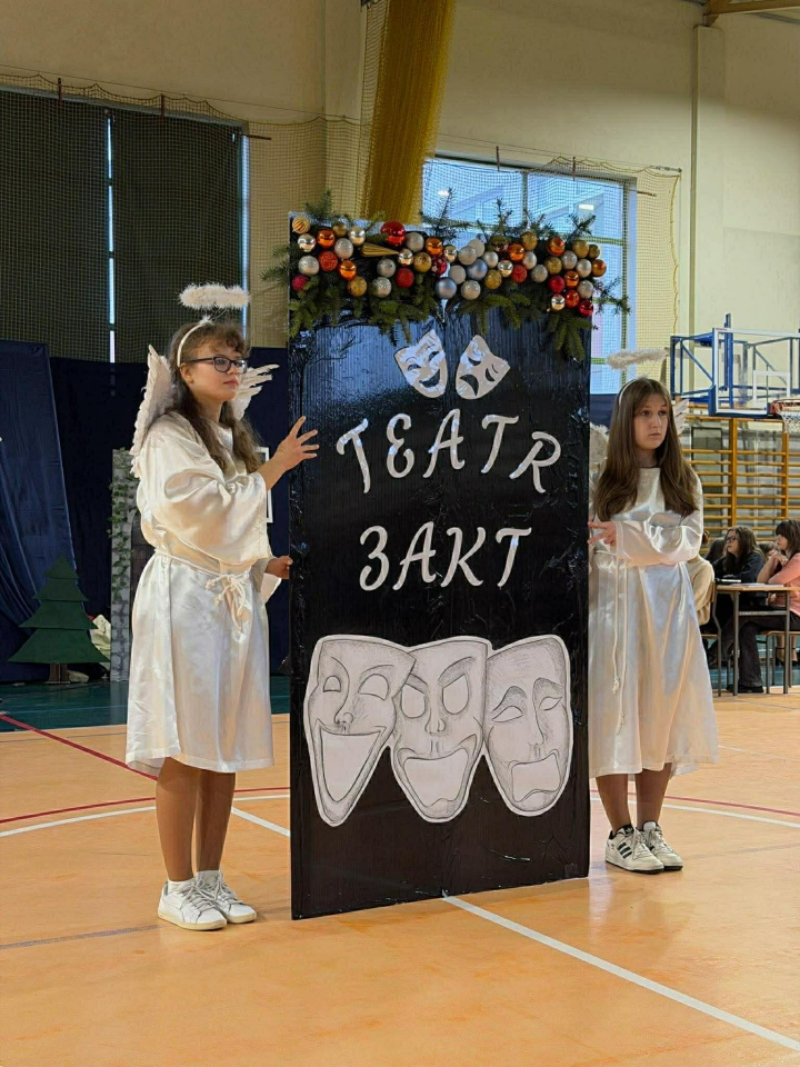 Teatralny debiut uczniów 3LO  - zdjęcie #8 - eOstroleka.pl