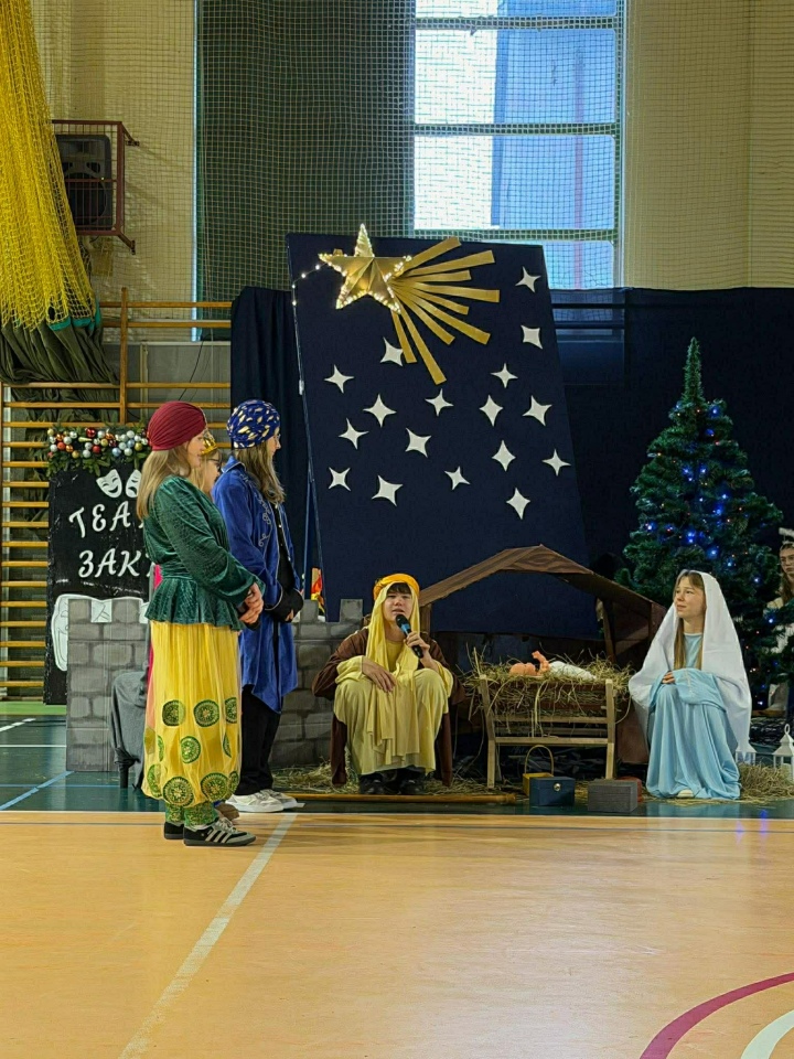 Teatralny debiut uczniów 3LO  - zdjęcie #7 - eOstroleka.pl