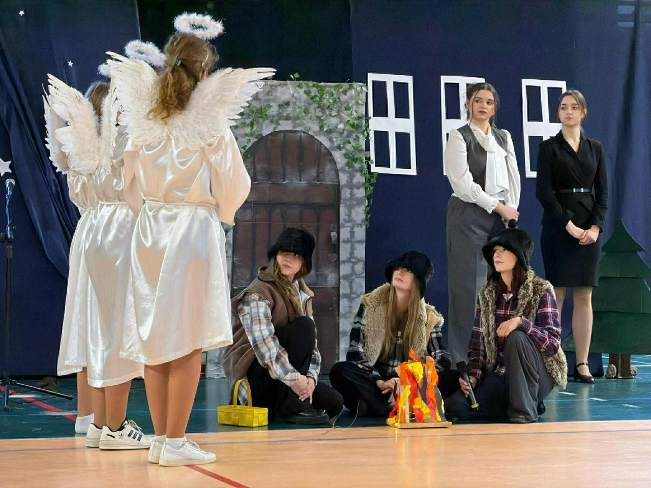 Teatralny debiut uczniów 3LO  - zdjęcie #6 - eOstroleka.pl