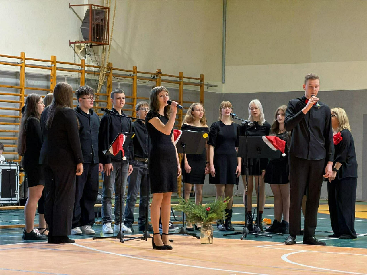 Teatralny debiut uczniów 3LO  - zdjęcie #5 - eOstroleka.pl