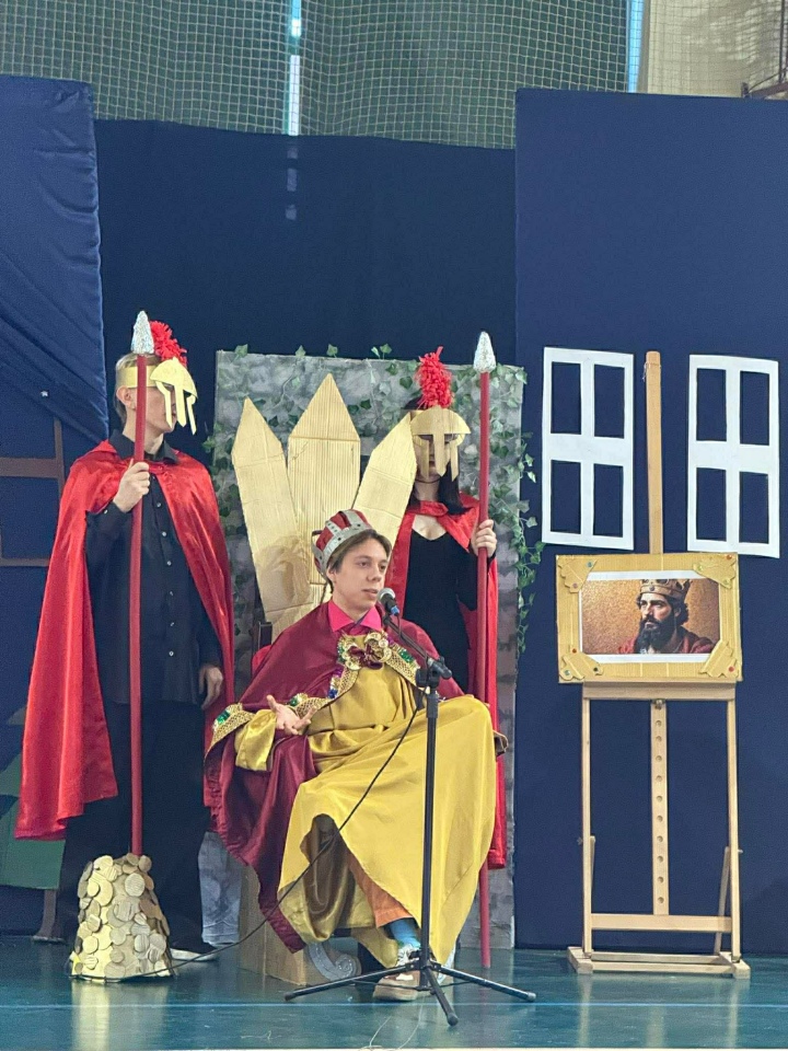 Teatralny debiut uczniów 3LO  - zdjęcie #4 - eOstroleka.pl