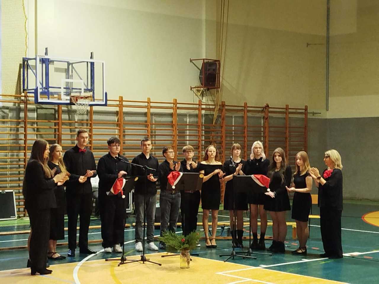 Teatralny debiut uczniów 3LO  - zdjęcie #3 - eOstroleka.pl