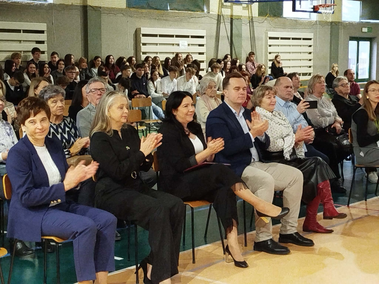 Teatralny debiut uczniów 3LO  - zdjęcie #2 - eOstroleka.pl