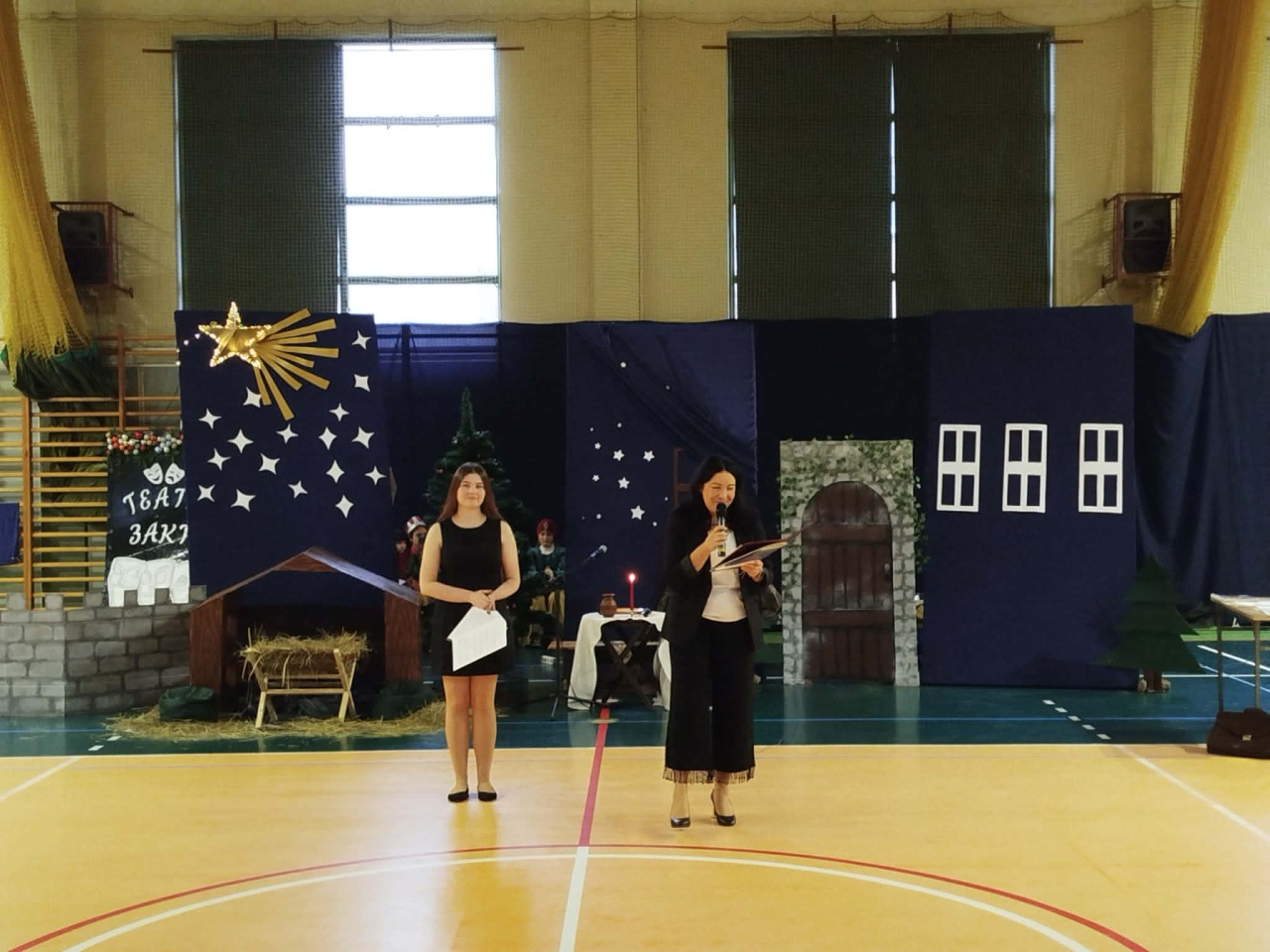 Teatralny debiut uczniów 3LO  - zdjęcie #1 - eOstroleka.pl