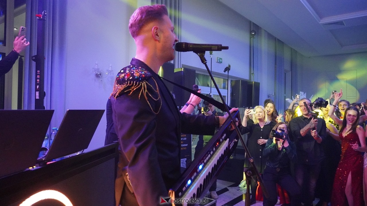 Piękni i Młodzi na studniówce II LO Ostrołęka [10.01.2026] - zdjęcie #120 - eOstroleka.pl