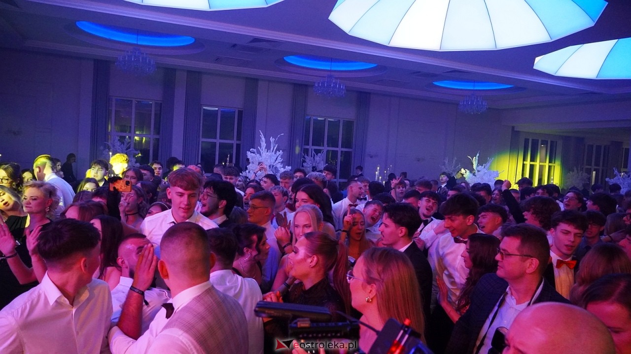 Piękni i Młodzi na studniówce II LO Ostrołęka [10.01.2026] - zdjęcie #115 - eOstroleka.pl