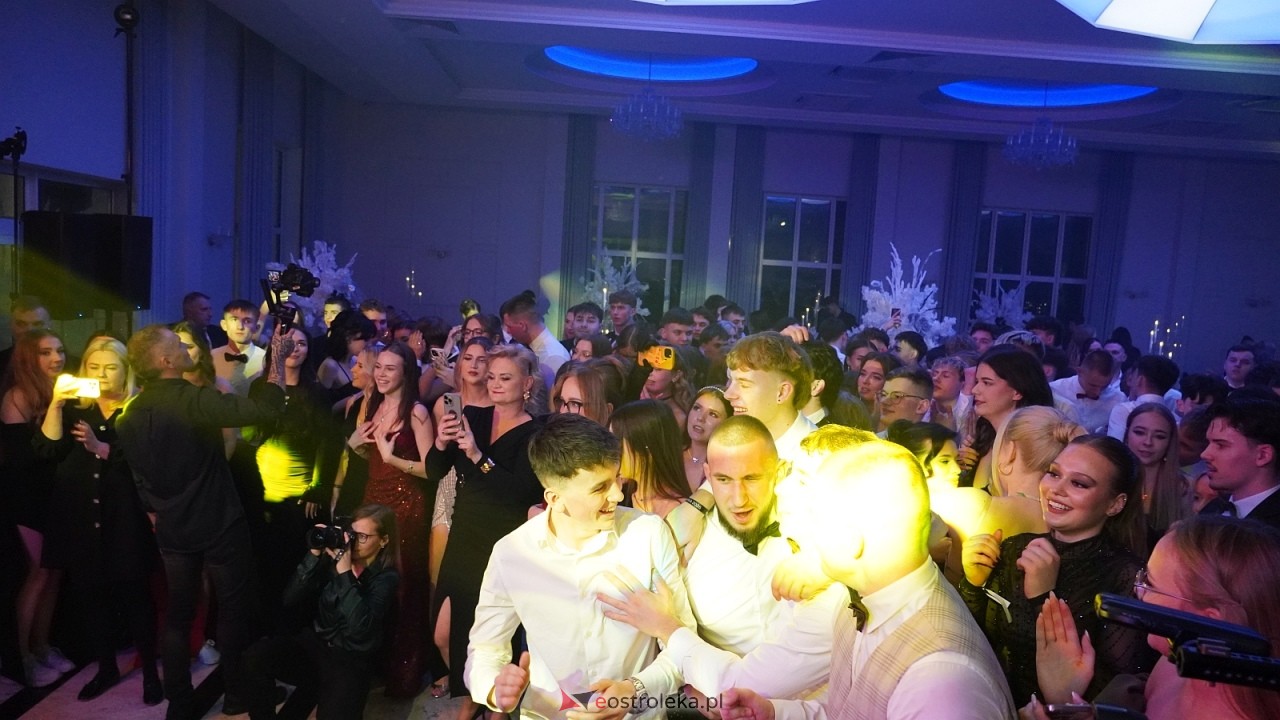 Piękni i Młodzi na studniówce II LO Ostrołęka [10.01.2026] - zdjęcie #112 - eOstroleka.pl