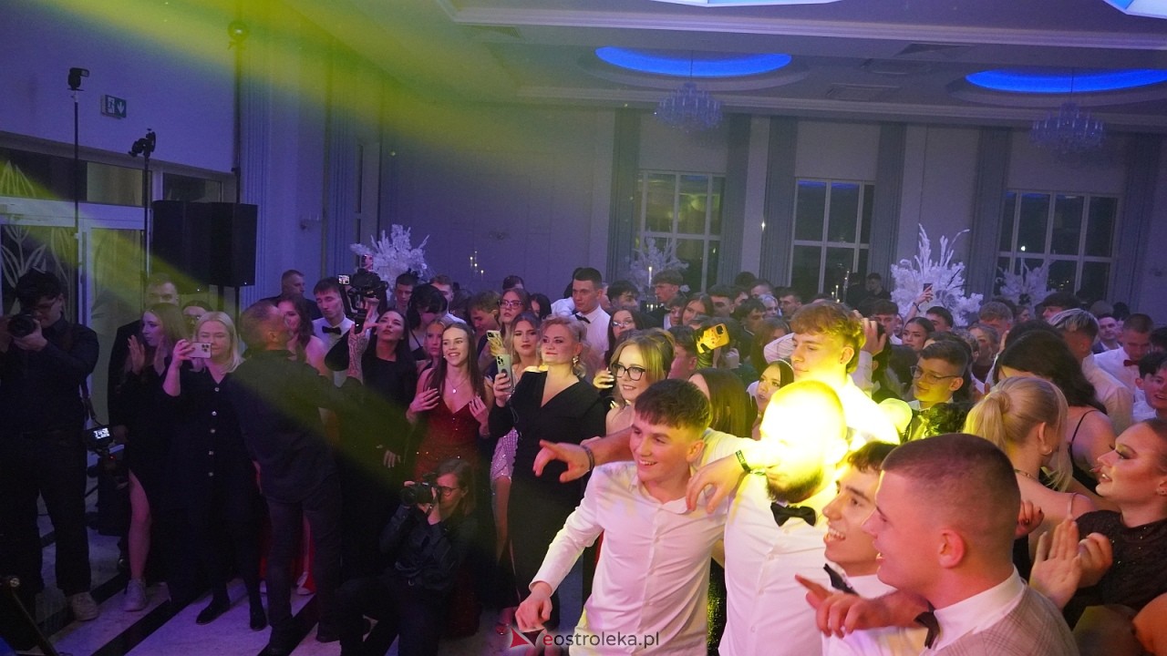 Piękni i Młodzi na studniówce II LO Ostrołęka [10.01.2026] - zdjęcie #111 - eOstroleka.pl
