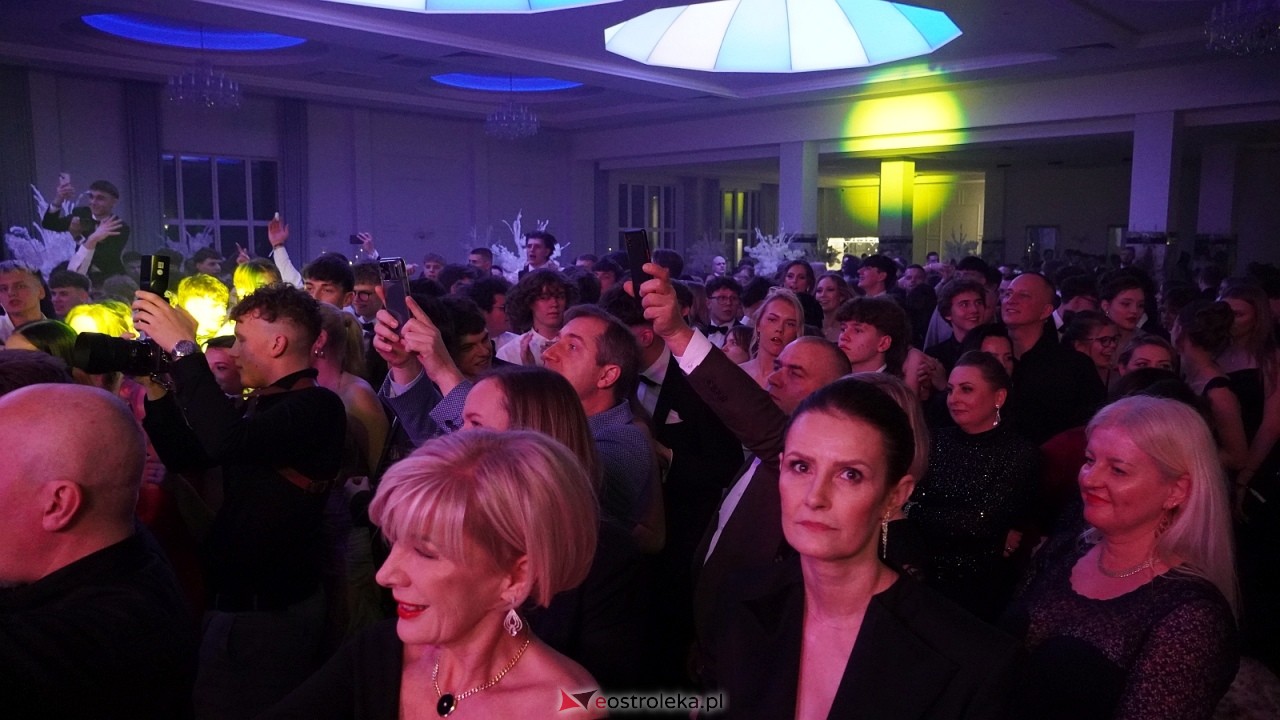 Piękni i Młodzi na studniówce II LO Ostrołęka [10.01.2026] - zdjęcie #109 - eOstroleka.pl