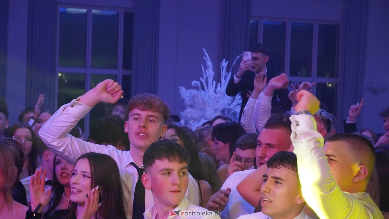 Piękni i Młodzi na studniówce II LO Ostrołęka [10.01.2026] - zdjęcie #106 - eOstroleka.pl