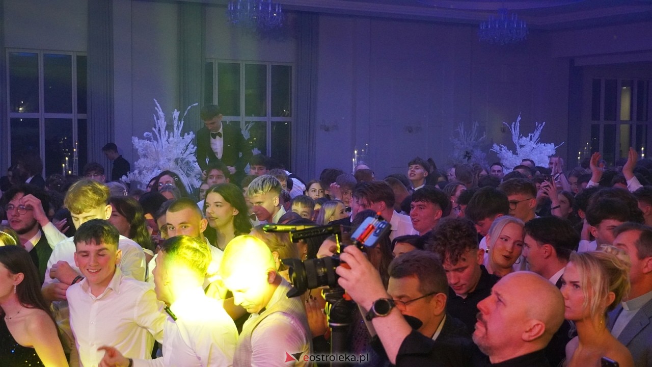 Piękni i Młodzi na studniówce II LO Ostrołęka [10.01.2026] - zdjęcie #100 - eOstroleka.pl