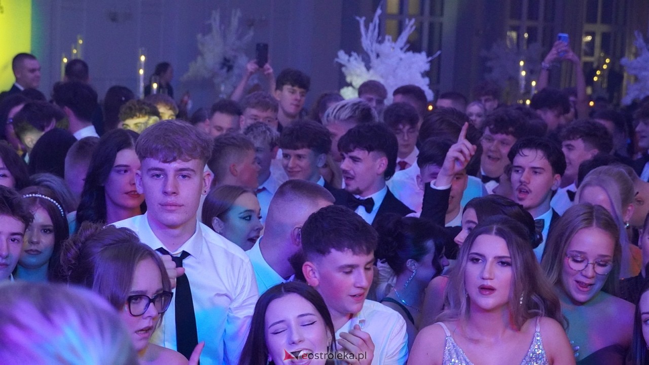 Piękni i Młodzi na studniówce II LO Ostrołęka [10.01.2026] - zdjęcie #94 - eOstroleka.pl