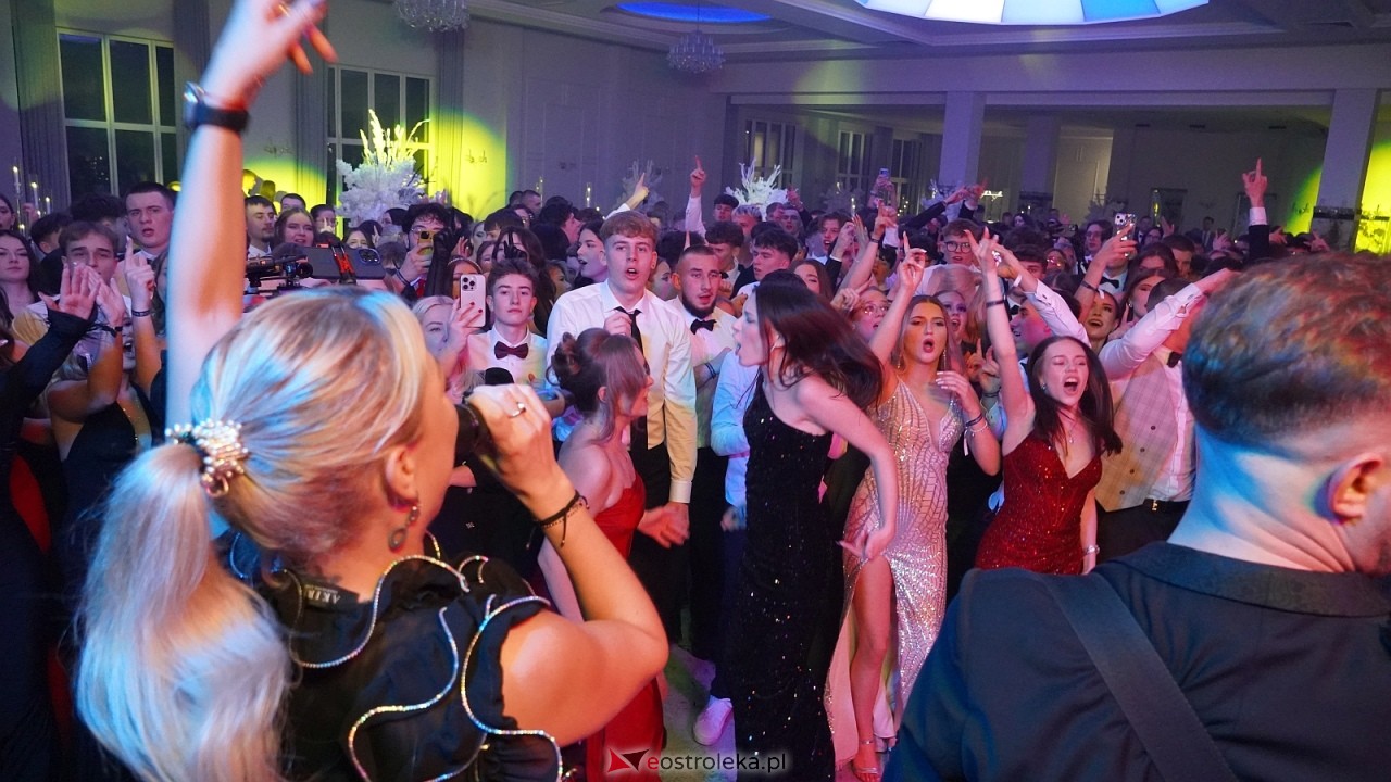 Piękni i Młodzi na studniówce II LO Ostrołęka [10.01.2026] - zdjęcie #86 - eOstroleka.pl