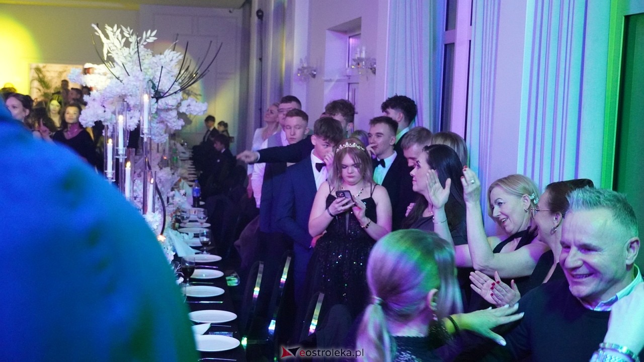 Piękni i Młodzi na studniówce II LO Ostrołęka [10.01.2026] - zdjęcie #77 - eOstroleka.pl