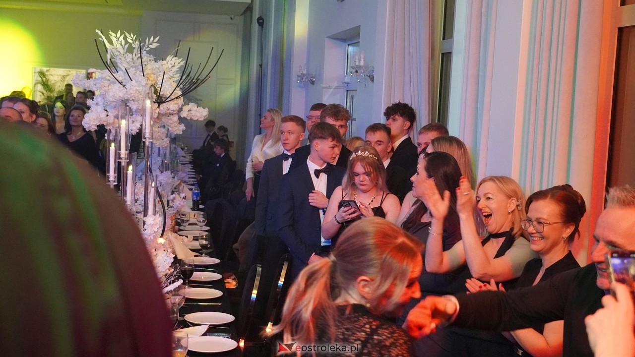 Piękni i Młodzi na studniówce II LO Ostrołęka [10.01.2026] - zdjęcie #75 - eOstroleka.pl