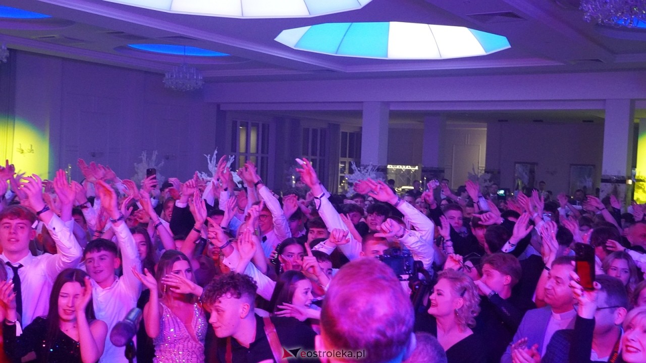 Piękni i Młodzi na studniówce II LO Ostrołęka [10.01.2026] - zdjęcie #70 - eOstroleka.pl