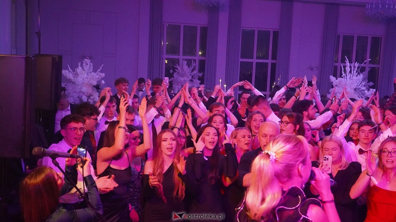 Piękni i Młodzi na studniówce II LO Ostrołęka [10.01.2026] - zdjęcie #60 - eOstroleka.pl