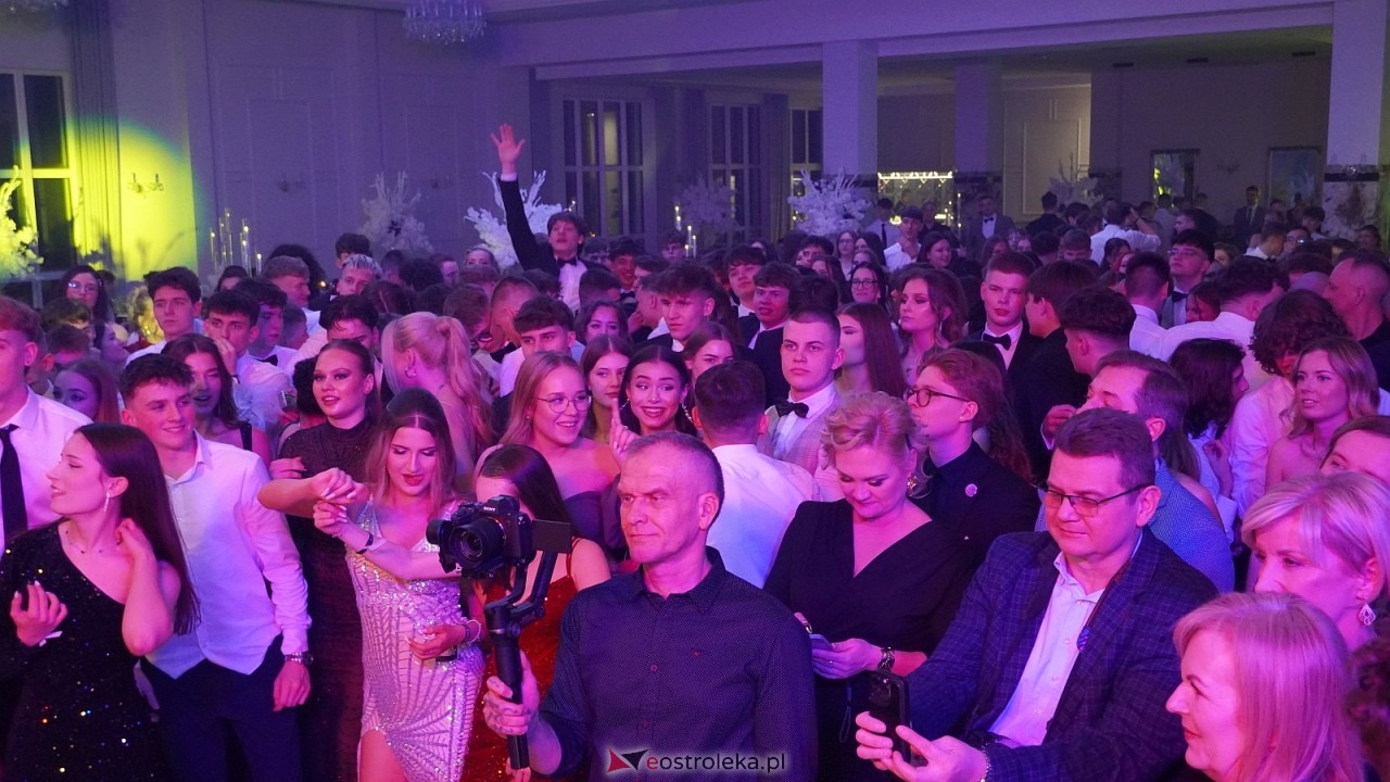 Piękni i Młodzi na studniówce II LO Ostrołęka [10.01.2026] - zdjęcie #54 - eOstroleka.pl